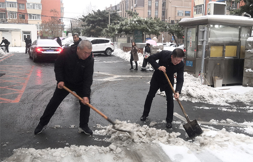 扫雪除冰人齐心，情满医院暖人心