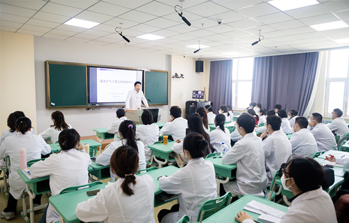 石贵军院长为2022级研究生新生讲授“中医经典研学第一课”